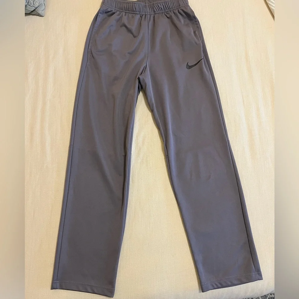 Men’s small Nike shorts/pants - Picture 2 of 3